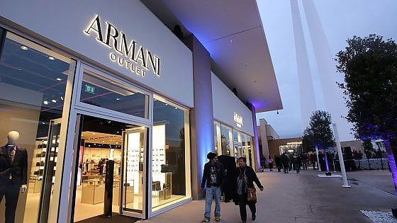 <strong>ARMANI-OUTLET<span><b>view larger</b></span></strong><i>→</i>