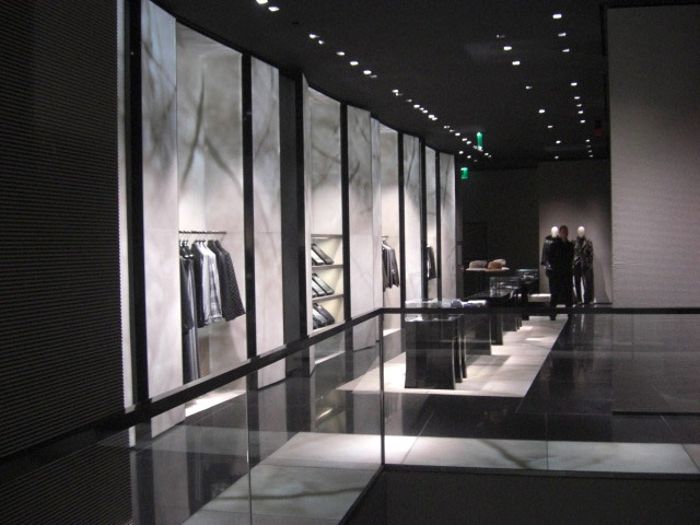 <strong>ARMANI COLLECTIONS<span><b>view larger</b></span></strong><i>→</i>